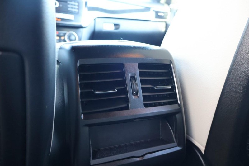 Mercedes-Benz GLE Vehicle Full-screen Gallery Image 27