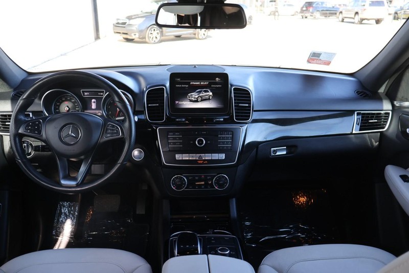 Mercedes-Benz GLE Vehicle Full-screen Gallery Image 28