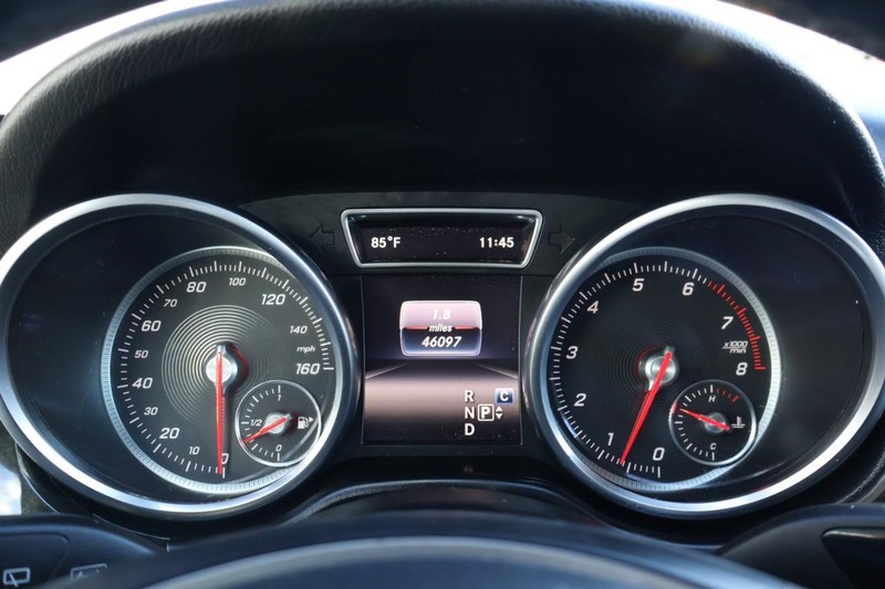 Mercedes-Benz GLE Vehicle Full-screen Gallery Image 29