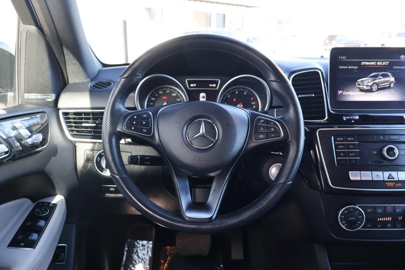 Mercedes-Benz GLE Vehicle Full-screen Gallery Image 30