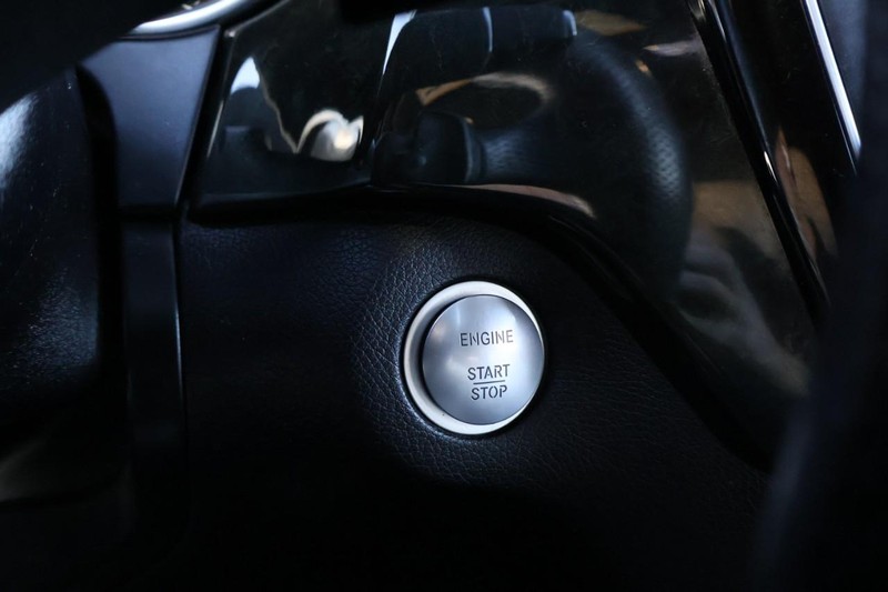 Mercedes-Benz GLE Vehicle Full-screen Gallery Image 31