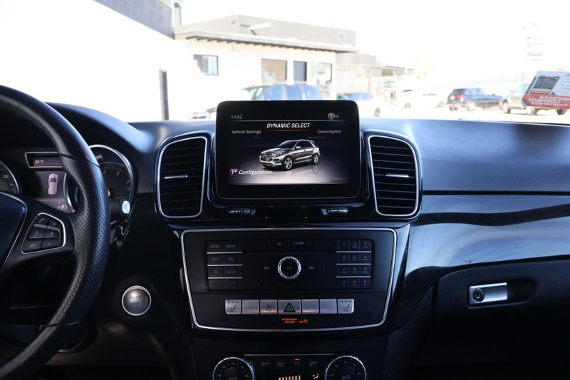 Mercedes-Benz GLE Vehicle Full-screen Gallery Image 32