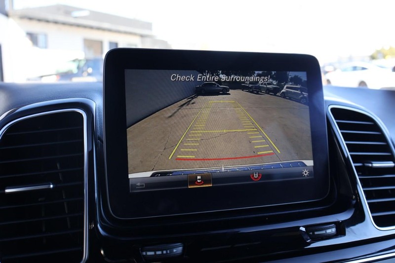 Mercedes-Benz GLE Vehicle Full-screen Gallery Image 34