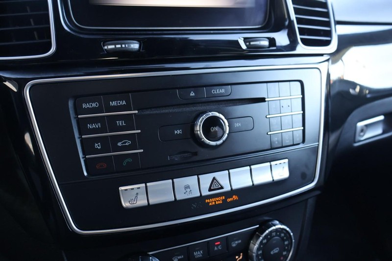 Mercedes-Benz GLE Vehicle Full-screen Gallery Image 35