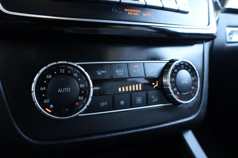 Mercedes-Benz GLE Vehicle Full-screen Gallery Image 36