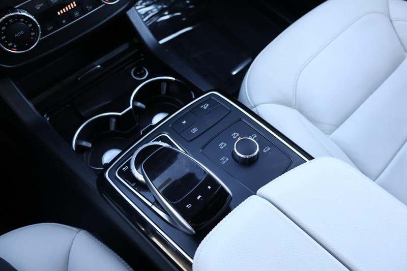 Mercedes-Benz GLE Vehicle Full-screen Gallery Image 37