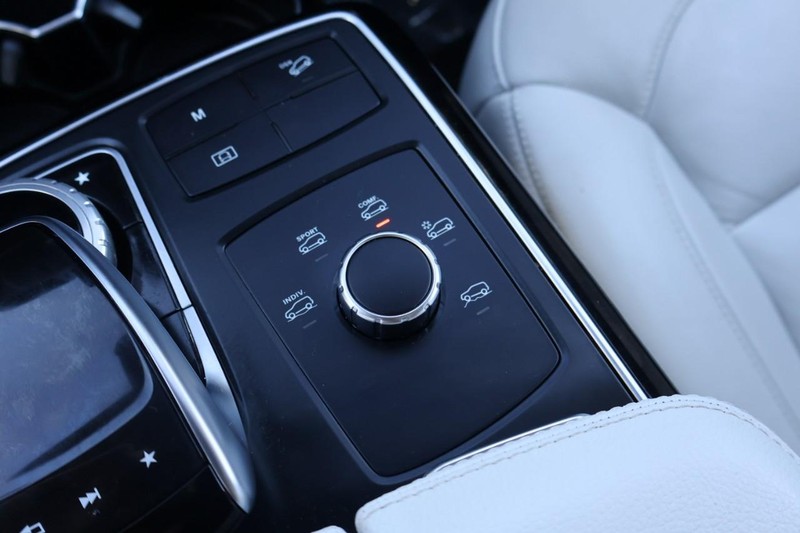 Mercedes-Benz GLE Vehicle Full-screen Gallery Image 38