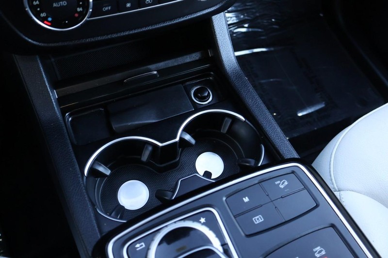 Mercedes-Benz GLE Vehicle Full-screen Gallery Image 39