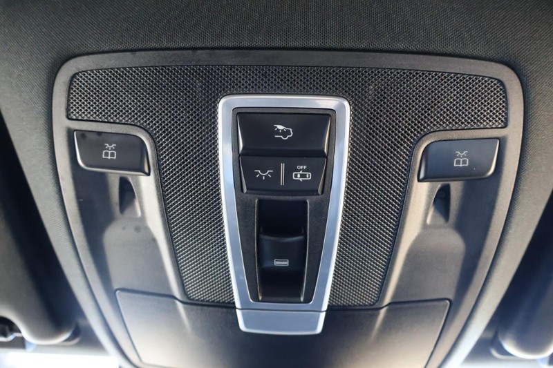 Mercedes-Benz GLE Vehicle Full-screen Gallery Image 40