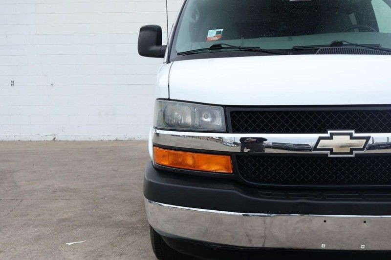 Chevrolet Express Passenger Vehicle Full-screen Gallery Image 04