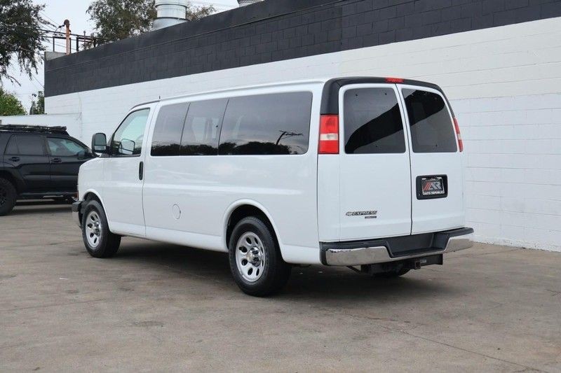Chevrolet Express Passenger Vehicle Full-screen Gallery Image 09