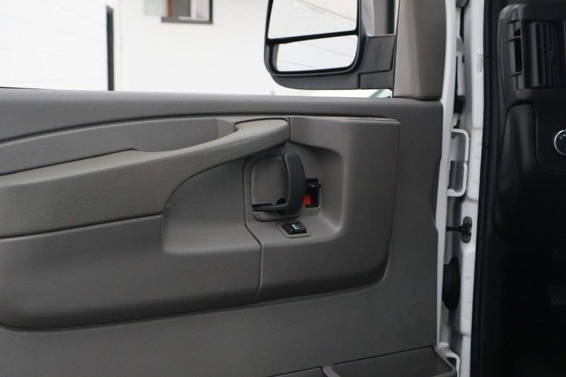 Chevrolet Express Passenger Vehicle Full-screen Gallery Image 15
