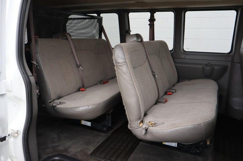 Chevrolet Express Passenger Vehicle Full-screen Gallery Image 23