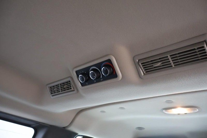 Chevrolet Express Passenger Vehicle Full-screen Gallery Image 26