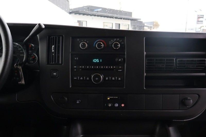 Chevrolet Express Passenger Vehicle Full-screen Gallery Image 33