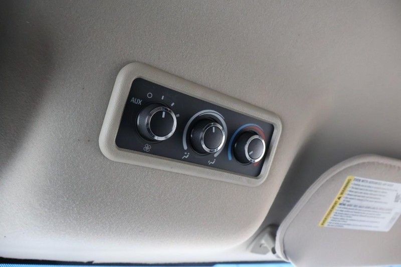 Chevrolet Express Passenger Vehicle Full-screen Gallery Image 35