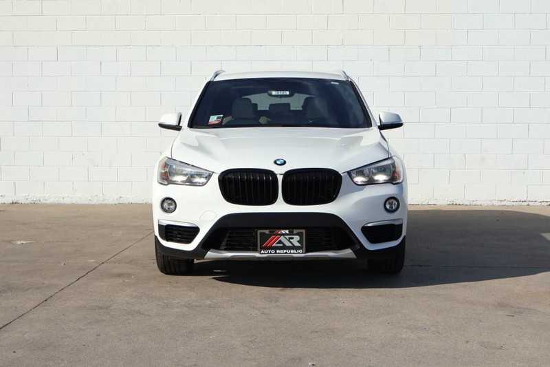 BMW X1 Vehicle Full-screen Gallery Image 02