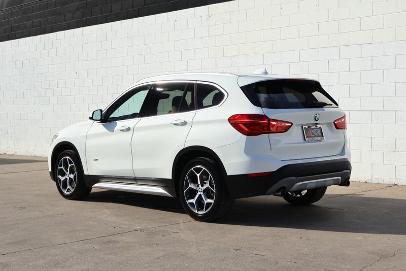 BMW X1 Vehicle Full-screen Gallery Image 11