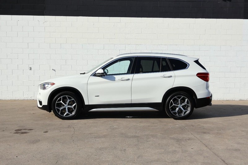 BMW X1 Vehicle Full-screen Gallery Image 12