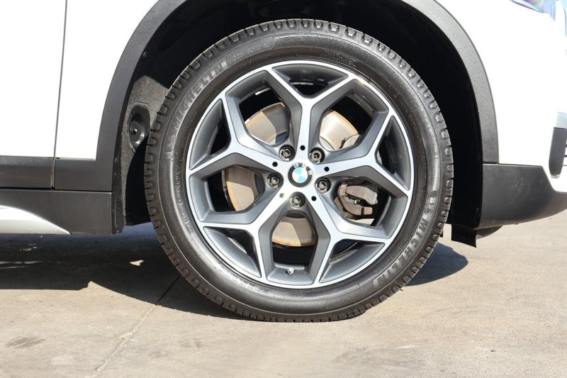 BMW X1 Vehicle Full-screen Gallery Image 15