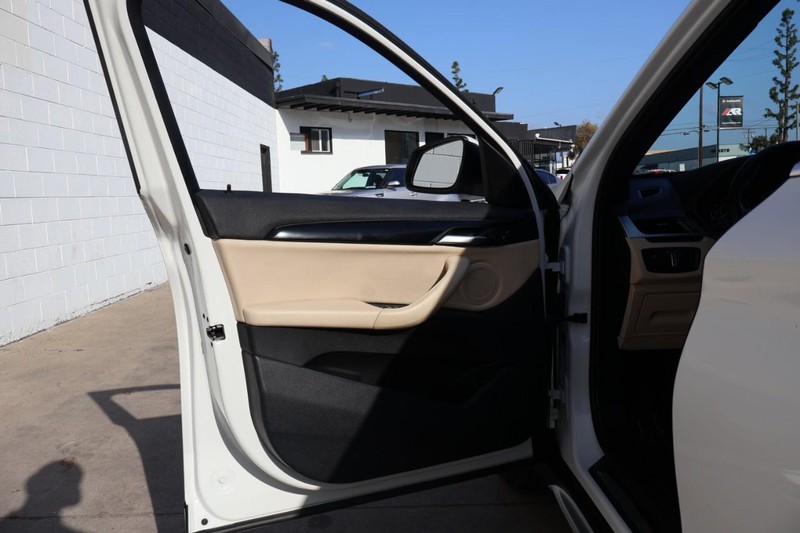 BMW X1 Vehicle Full-screen Gallery Image 16