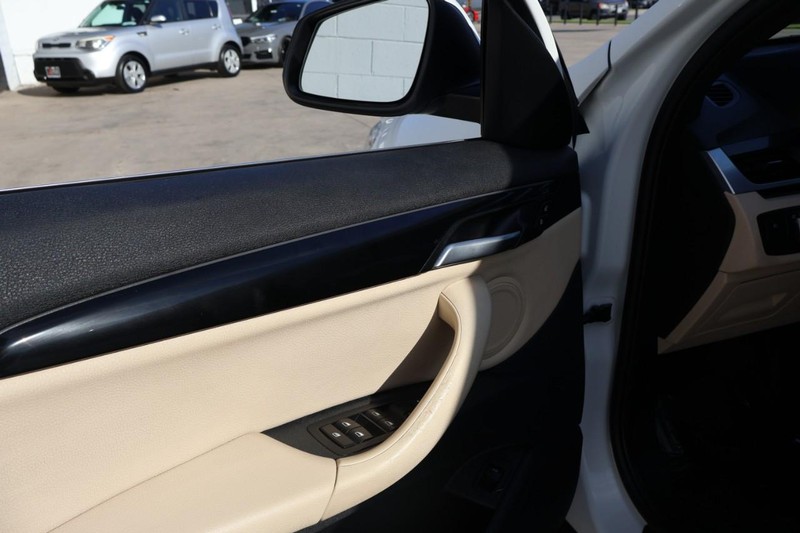 BMW X1 Vehicle Full-screen Gallery Image 17