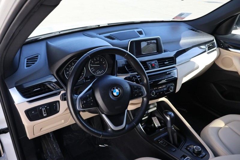 BMW X1 Vehicle Full-screen Gallery Image 18