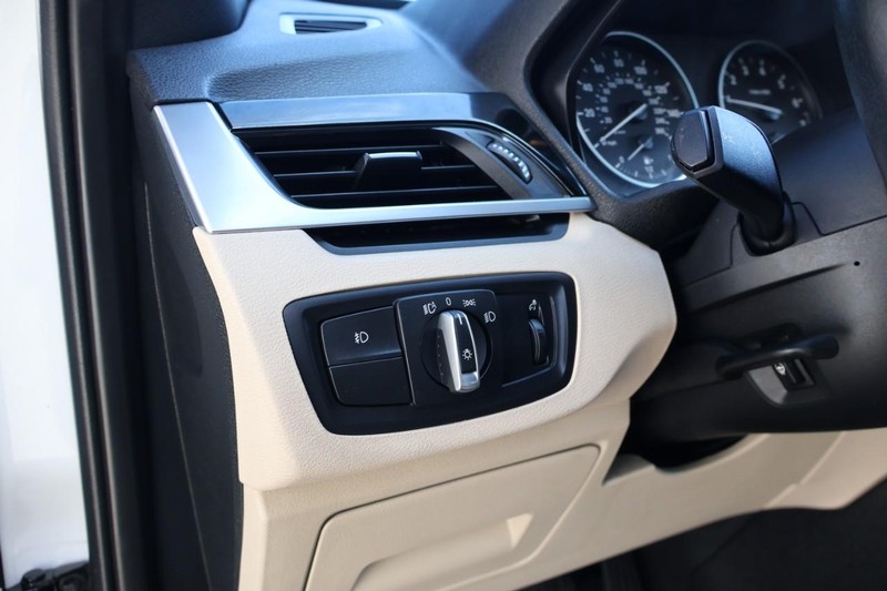 BMW X1 Vehicle Full-screen Gallery Image 19