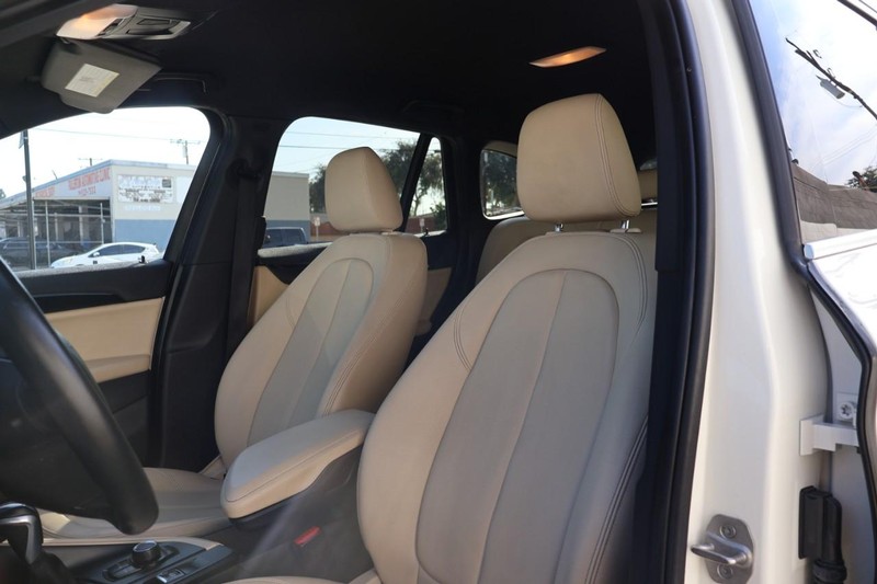 BMW X1 Vehicle Full-screen Gallery Image 21