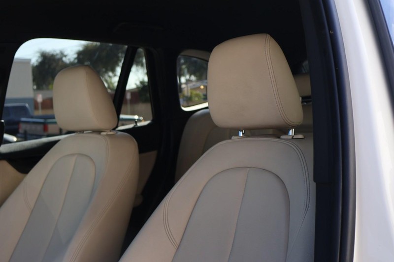 BMW X1 Vehicle Full-screen Gallery Image 22