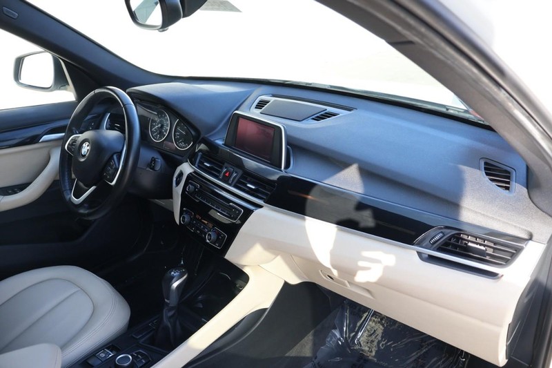 BMW X1 Vehicle Full-screen Gallery Image 23