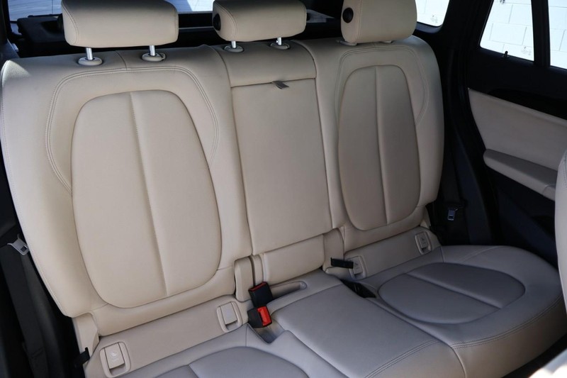 BMW X1 Vehicle Full-screen Gallery Image 26