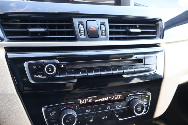 BMW X1 Vehicle Full-screen Gallery Image 37