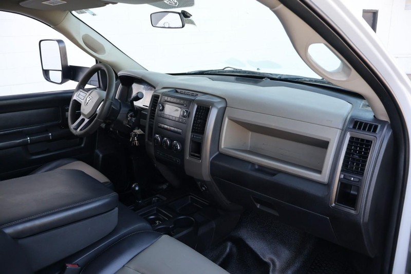 Ram 5500 Vehicle Full-screen Gallery Image 32