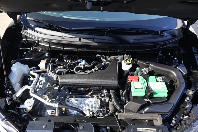 Nissan Rogue Vehicle Full-screen Gallery Image 02