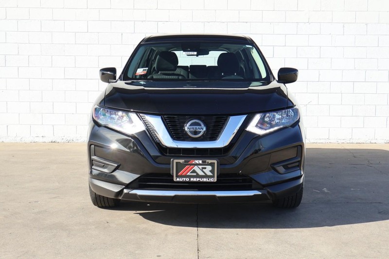 Nissan Rogue Vehicle Full-screen Gallery Image 03