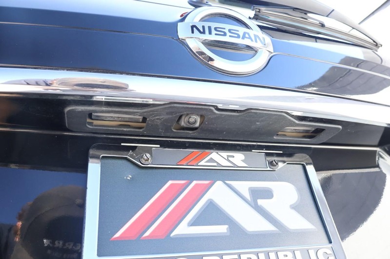 Nissan Rogue Vehicle Full-screen Gallery Image 09