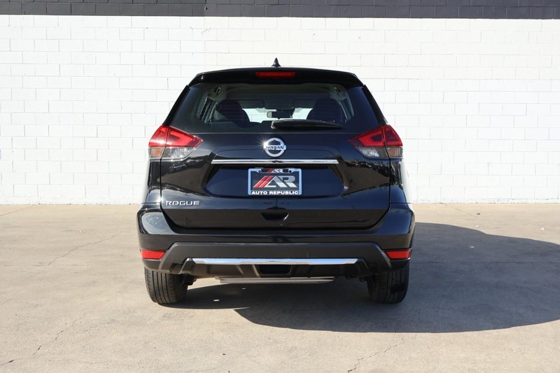 Nissan Rogue Vehicle Full-screen Gallery Image 10