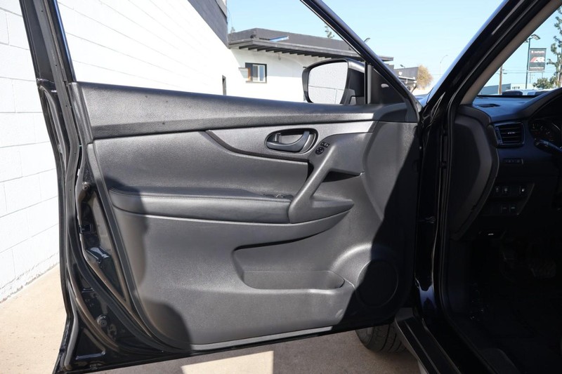 Nissan Rogue Vehicle Full-screen Gallery Image 16