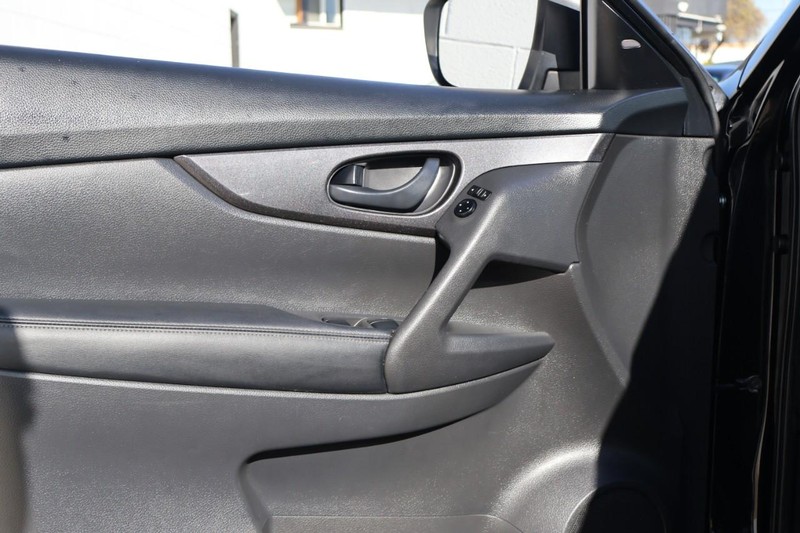 Nissan Rogue Vehicle Full-screen Gallery Image 17