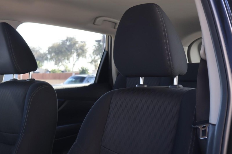 Nissan Rogue Vehicle Full-screen Gallery Image 19