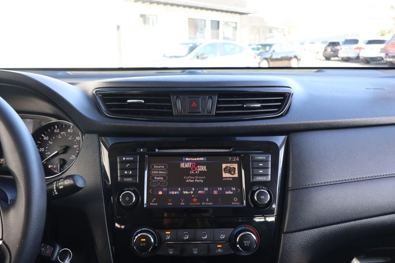 Nissan Rogue Vehicle Full-screen Gallery Image 21