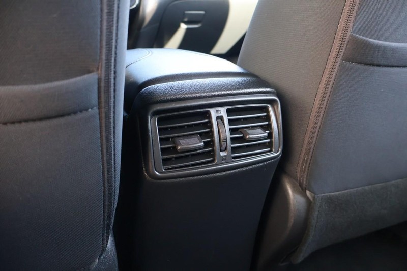 Nissan Rogue Vehicle Full-screen Gallery Image 23