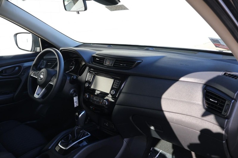 Nissan Rogue Vehicle Full-screen Gallery Image 24