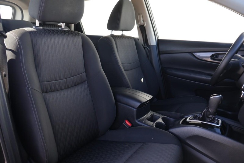 Nissan Rogue Vehicle Full-screen Gallery Image 25