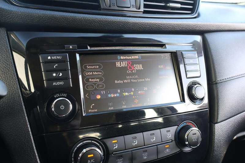 Nissan Rogue Vehicle Full-screen Gallery Image 28