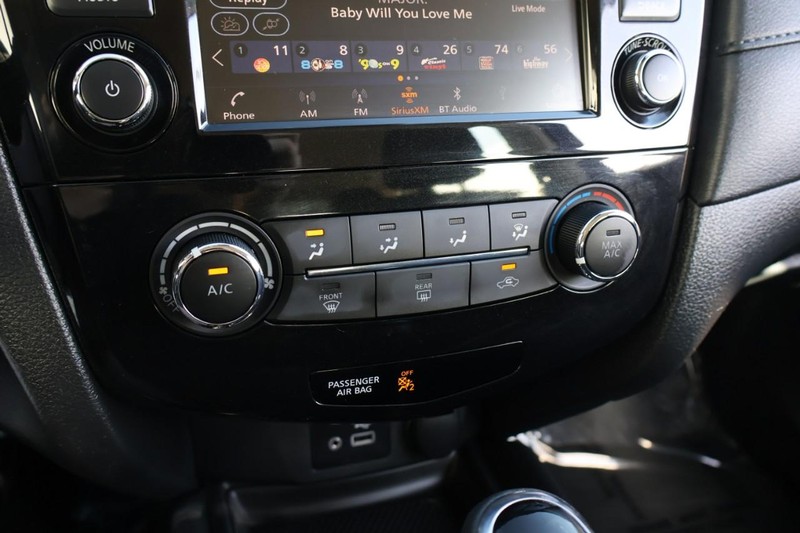 Nissan Rogue Vehicle Full-screen Gallery Image 30