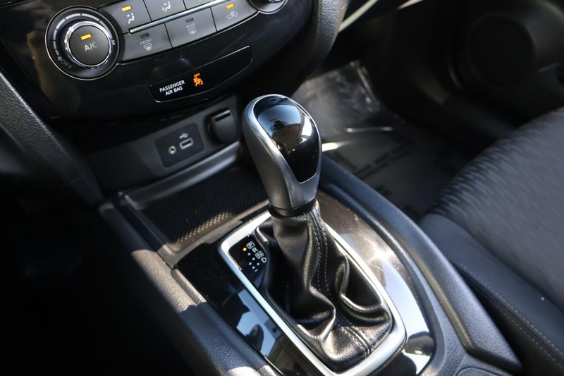 Nissan Rogue Vehicle Full-screen Gallery Image 31