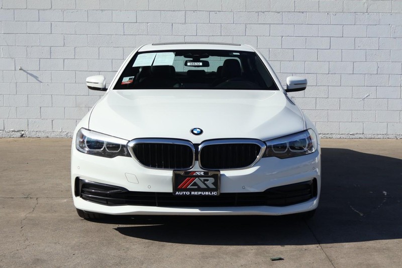 BMW 530i Vehicle Full-screen Gallery Image 02