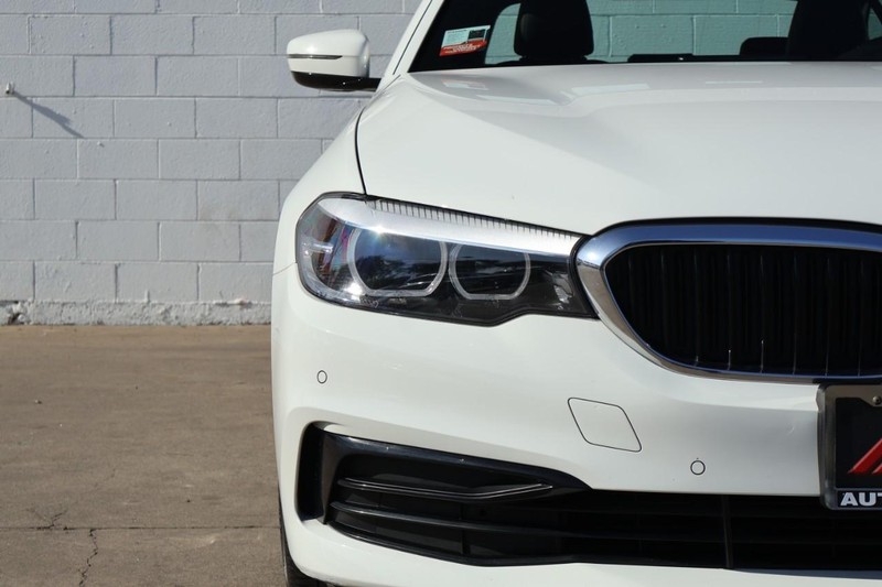 BMW 530i Vehicle Full-screen Gallery Image 03